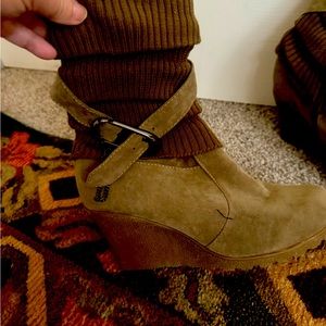 Size 40 wedge boots.